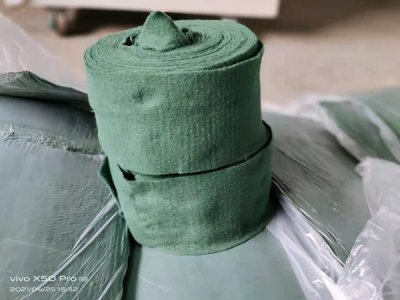 栽树树根部捆塑料袋